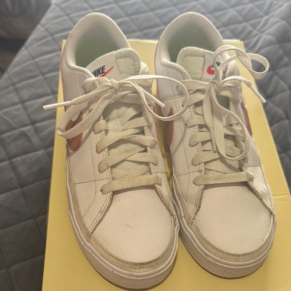Nike Women's White and pink Sneakers